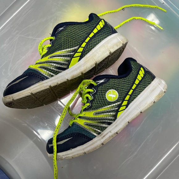 Xersion Pivotal 2 boys running shoes - Picture 3 of 5